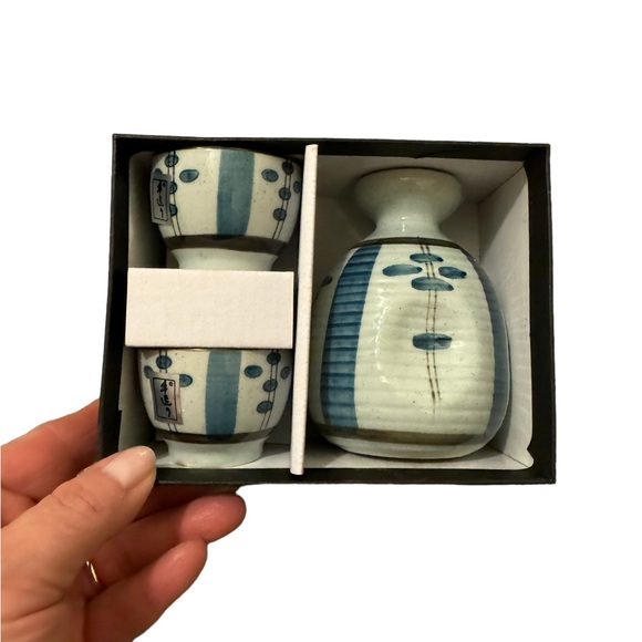 Vintage porcelain sake set. Pitcher with two cups. NIB/NWT - Picture 1 of 5